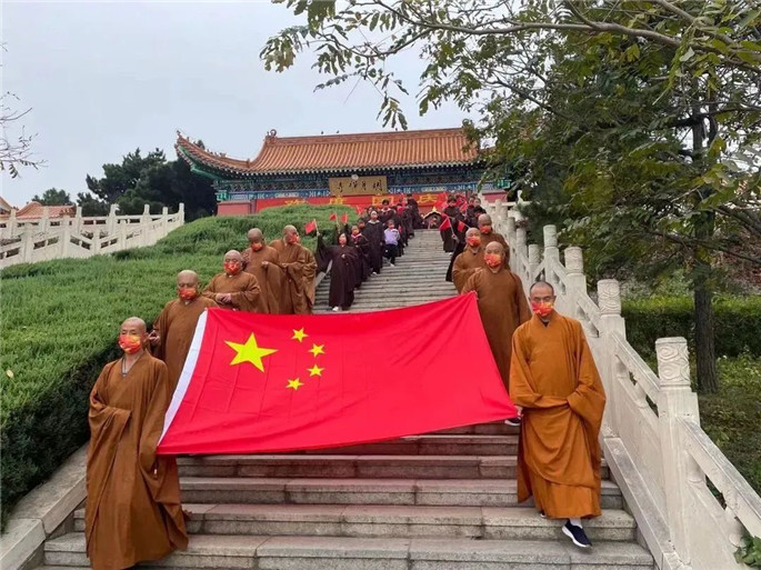 国庆节，明月禅寺举行升国旗仪式